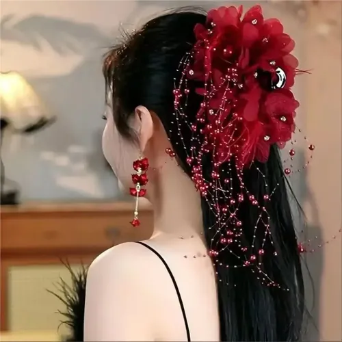 // Clip Para El Cabello Con Borlas Rojas **