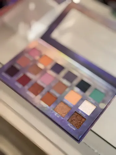 Paleta de Sombras Ruby Rose Cosmo Sound con 18 Tonos Mate y Metálicos