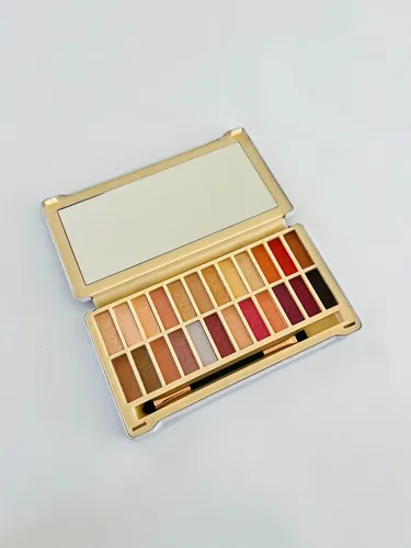 Paleta Set De Sombras Con Aplicador Nicole Miller X 24