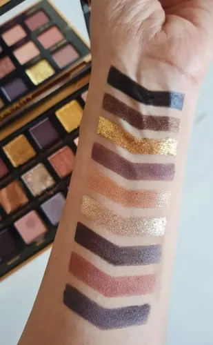 Paleta de Sombras Huda Beauty Empowered con 18 Tonos, de Larga Duración