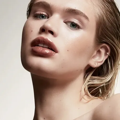 Fenty Beauty Gloss Bomb Lip Luminizer 9 Ml Labios Brillantes Acabado Brillante Color Hot Chocolit Fantasy
