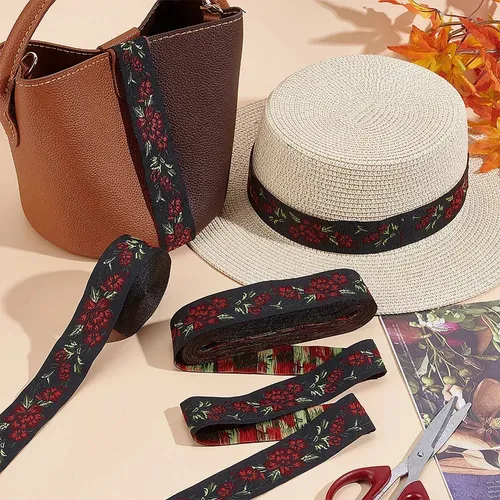 Cinta De Flores Jacquard De Poliéster De Estilo Étnico Plano Black Background With Red Flowers And Green Leaves Floral Jacquard