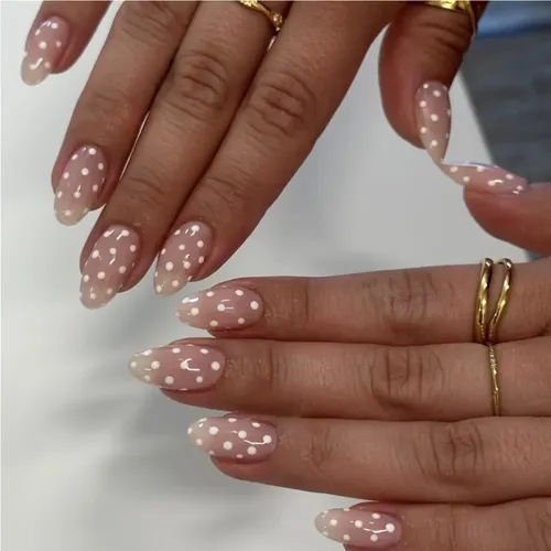 Uñas Postizas Minimalistas Con Diseño De Lunares Blancos