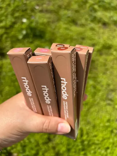Lápiz Delineador Labial Rhode Peptide Lip Shape de Color Lift
