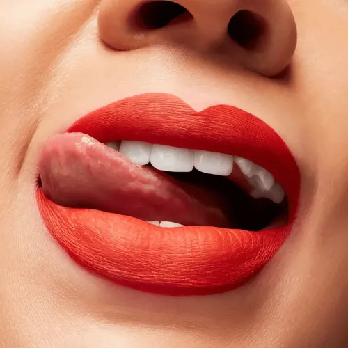 Lápiz labial líquido Mac Locked Kiss Ink 24h, acabado mate valiente, color rojo