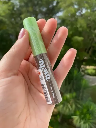 El gel para cejas Melu Ruby Rose Fiber corrige los defectos de color medios