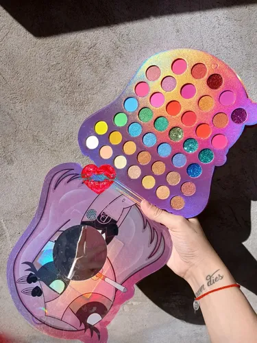Paleta de Sombras Pola Ayin con 42 Tonos Mate y Brillo