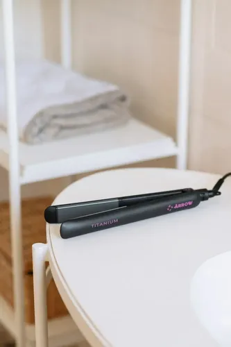 Planchita De Pelo Arrow Titanium Technology 230° Color Negro