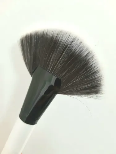 Brocha de Maquillaje Abanico Jessamy Para Iluminador y Contorno P4900