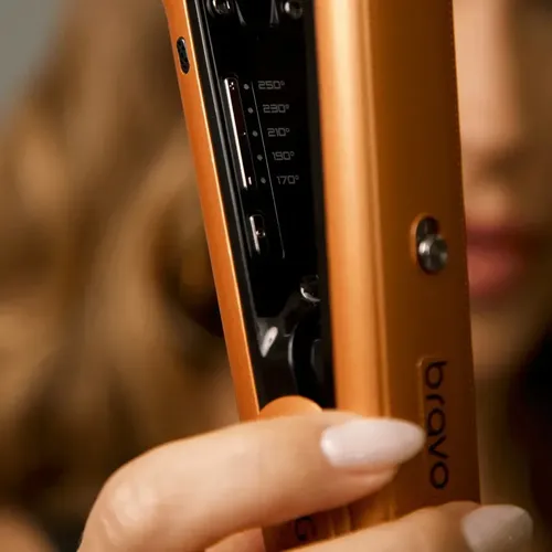 Plancha Gama Bravo Led Titanium 250° Ideal Para Químicos Con Cable Giratorio En Beauty Supply De Color Naranja