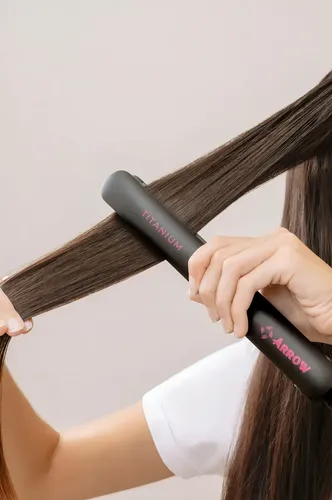 Planchita De Pelo Arrow Titanium Technology 230°c Temp Máx Color Negro