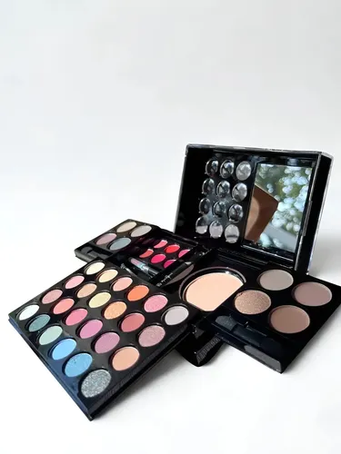 Set De Maquillaje Completo Miss Young Con Espejo Y Accesorios Hipoalergénicos
