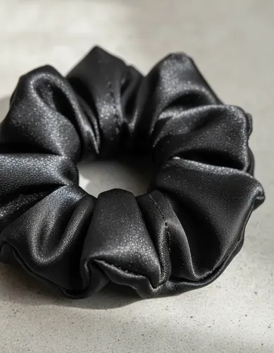 Scrunchie Colita Negra Y Beige Satén Premium Anti Frizz X2