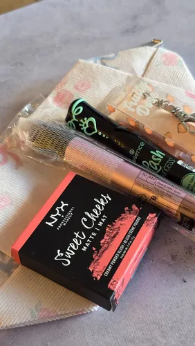 Set De Maquillajes Essence, Nyx Y Beauty Creations