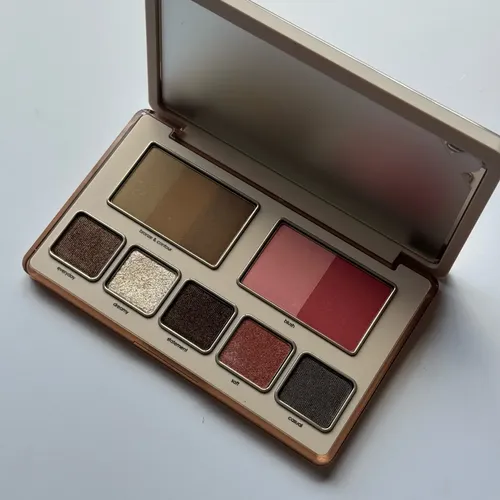 Paleta para Rostro Hy-per Natural Natasha Denona con Tonos Neutros Cafés y Rosas
