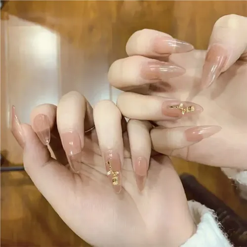 Uñas Artificiales Largas Y Puntiagudas De Color Nude