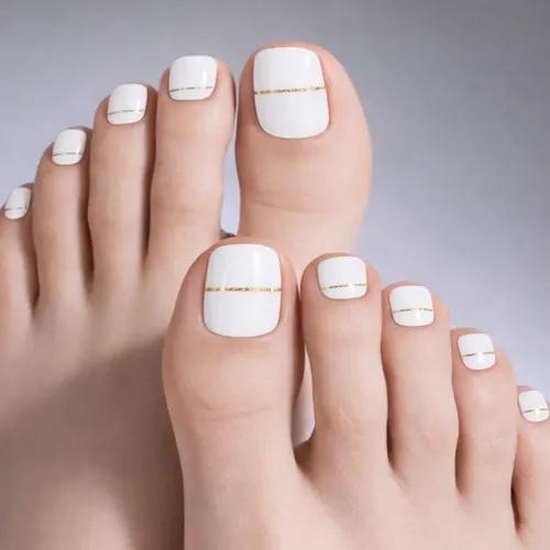 Tiras De Uñas Gel Para Pies Autoadhesivas 22u – No Necesita Lampara UV – Blanco Linea Dorada