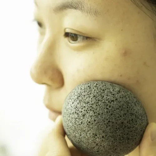 Konjac Esponja Facial Negra Con Cenizas De Bambu Natural