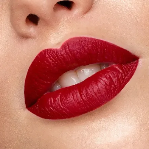 Labial Vogue A Prueba De Besos Resist Color Poderosa Mate
