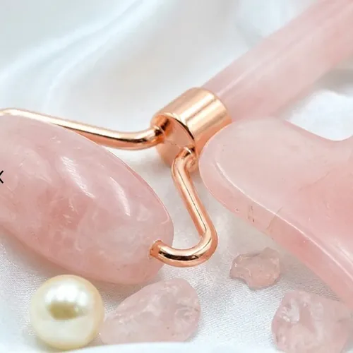 Masajeador De Rostro En Rodillo + Gua Sha De Cuarzo Rosa