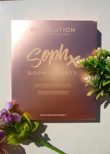 Paleta De Sombra Y Brochas Revolution Kit Soph’s Party