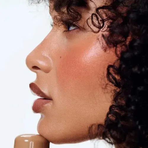 Rubor en Barra Rhode Pocket Blush On-the-Glow Tono Tan Line