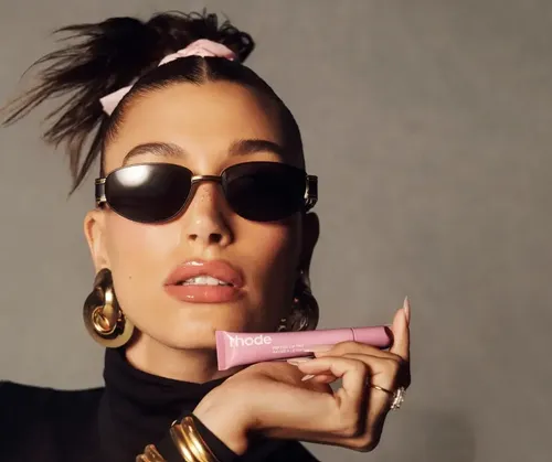 Rhode Lipstick Lip Peptide Lip Tint Hailey bieber acabado cremoso color raspberry jelly