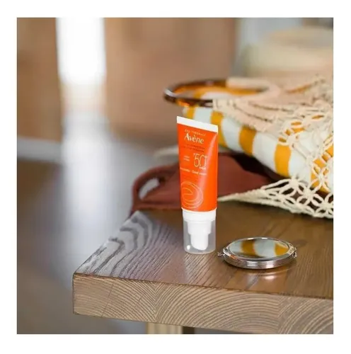 Avene protector solar Fps50 crema facial con color pieles secas sensibles