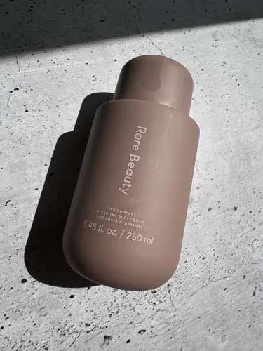 Rare Beauty. Hydrating Body Lotion. Crema Corporal.