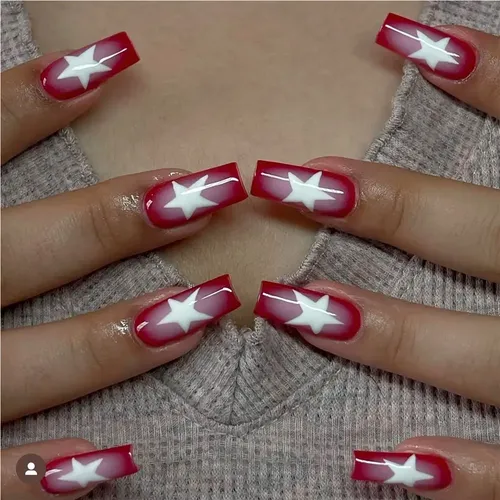 Uñas Decoradas Con Estrellas Rojas De Cinco Puntas