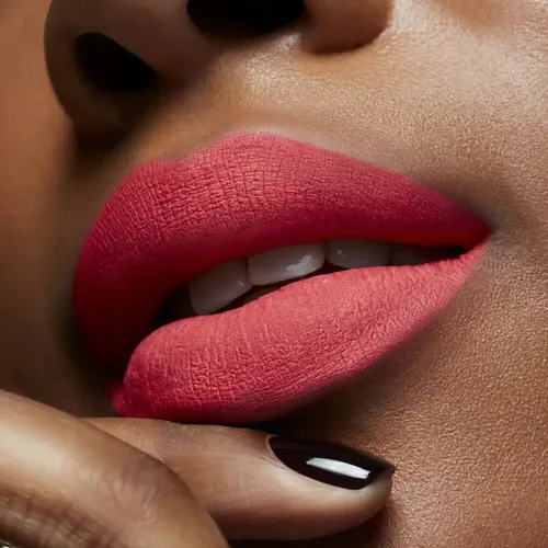 Lápiz labial líquido Mac Locked Kiss Ink, elegante acabado rosa mate