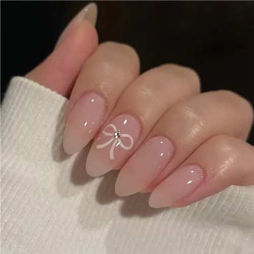 Uñas Decoradas Con Un Lazo Blanco Minimalista