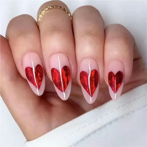 Uñas Decoradas Con Corazones Rojos Y Nude