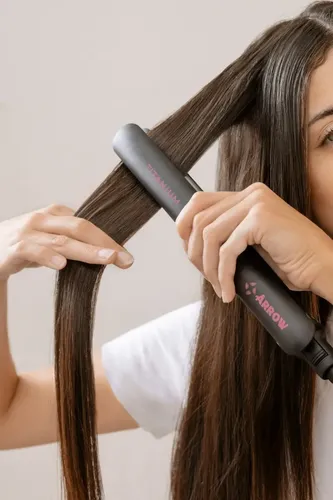 Planchita De Pelo Arrow Titanium Technology 230° Color Negro