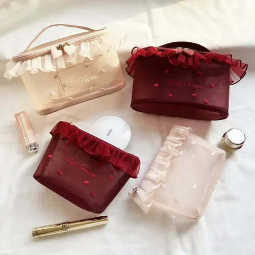Neceser Tul Bordado Corazón Mano Cosméticos Pañuelos Rojo