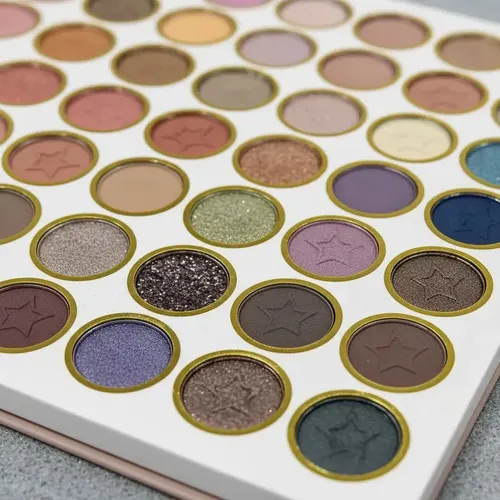 Paleta De Sombras Para Maquillaje 126 Tonos + Brochas Kabuki Marrón Claro