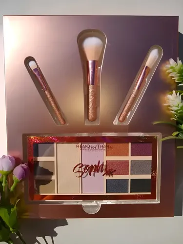 Paleta De Sombra Y Brochas Revolution Kit Soph’s Party