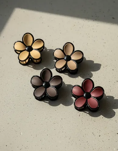 Broche De Pelo Flor Margarita Opaco Con Borde Negro