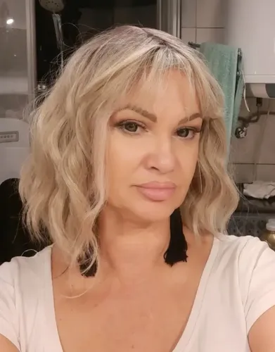 Peluca Hisan Rubia Modo Romantico Ondas Fleco