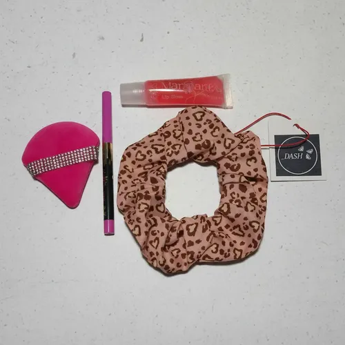 Set Regalo 4 Piezas Lip Gloss Scrunchie Delineador Y Esponja