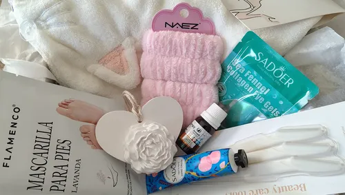 Set Spa Toalla Muñequeras Mascarillas Pies Skincare En Caja