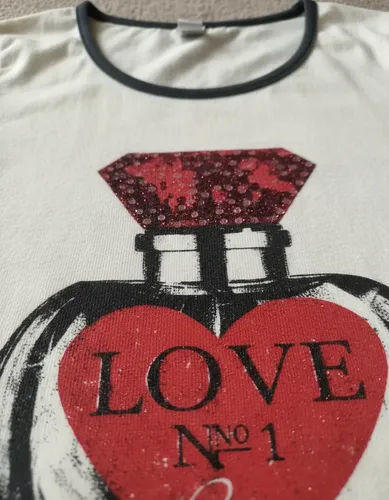 Remera Manga Larga Estampa Perfume