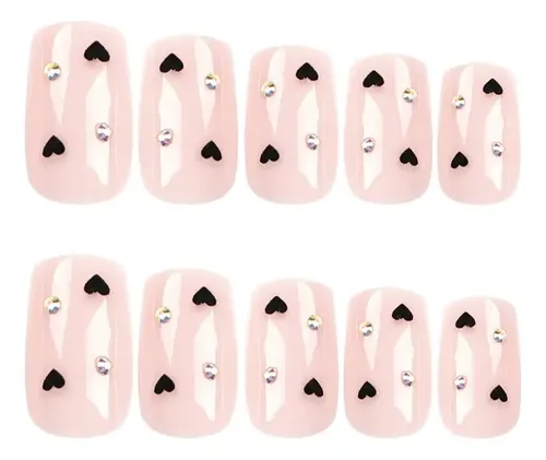 Uñas Decoradas Con Forma De Corazón En Color Nude