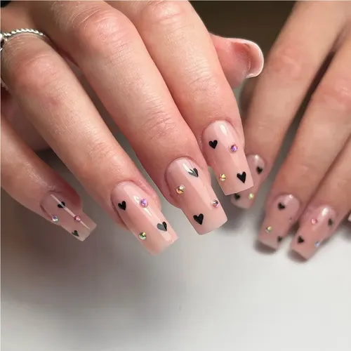 Uñas Decoradas Con Forma De Corazón En Color Nude