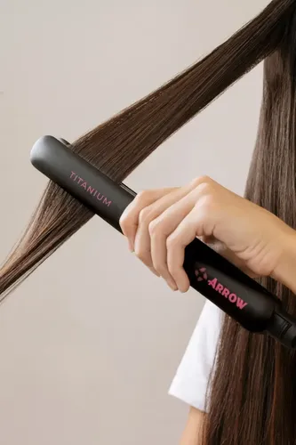 Planchita De Pelo Arrow Titanium Technology 230° Color Negro