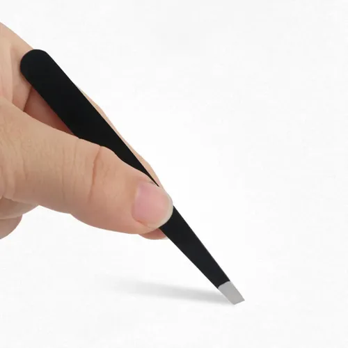 Pinza Negra Para Cejas Con Punta Angulada Para Una Depilació