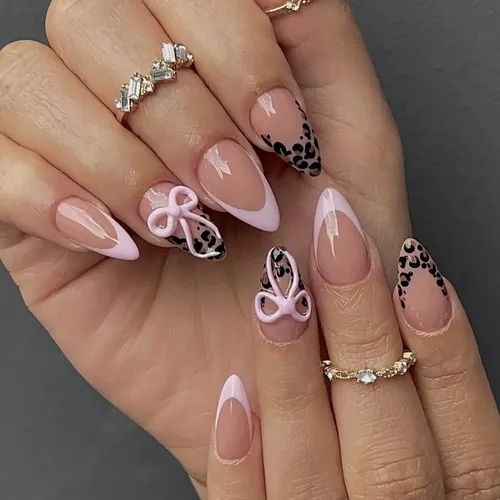 Uñas Acrílicas Cortas Con Diseño Leopard Y Lazo Púrpura