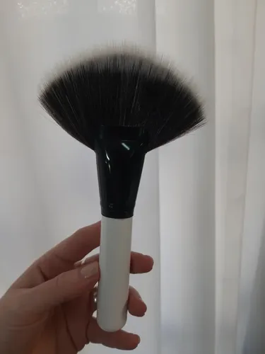 Brocha de Maquillaje Abanico Jessamy Para Iluminador y Contorno P4900