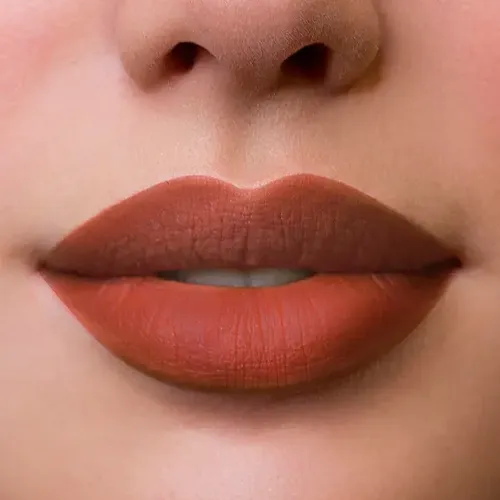 Labial Vogue A Prueba De Besos Resist color amorosa mate