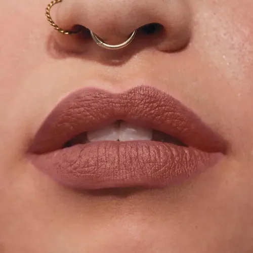 Lápiz Labial Preciso Matte Larga Duracion Power Stay Retractil – Avon Color Feisty Fawn